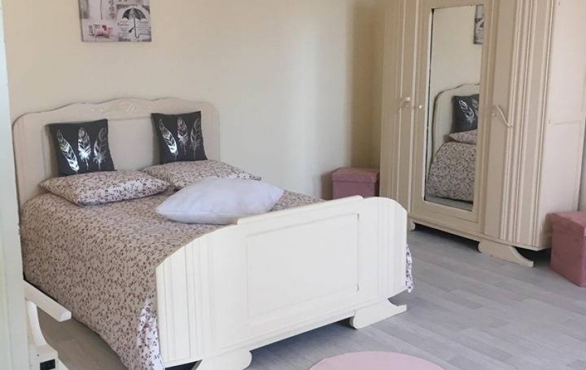 Location de vacances - Gîte à Angé - Chambre numéro 3  composée d'un lit double et d'un lit simple