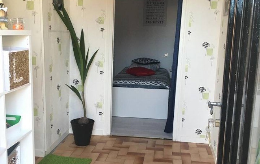 Location de vacances - Gîte à Angé - Entrée plus visuel de la Chambre numéro 3 composée d'un lit simple