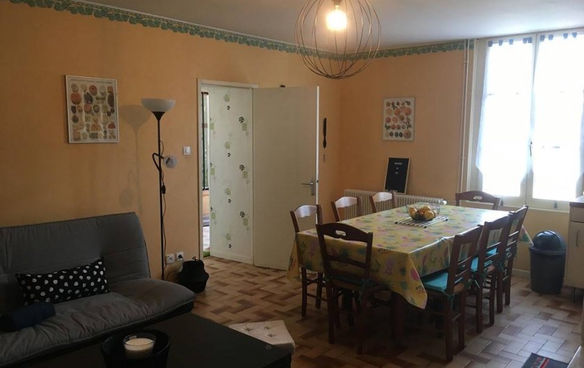 Location de vacances - Gîte à Angé - Salon séjour salle a manger plus cuisine Américaine sur la droite du visuel