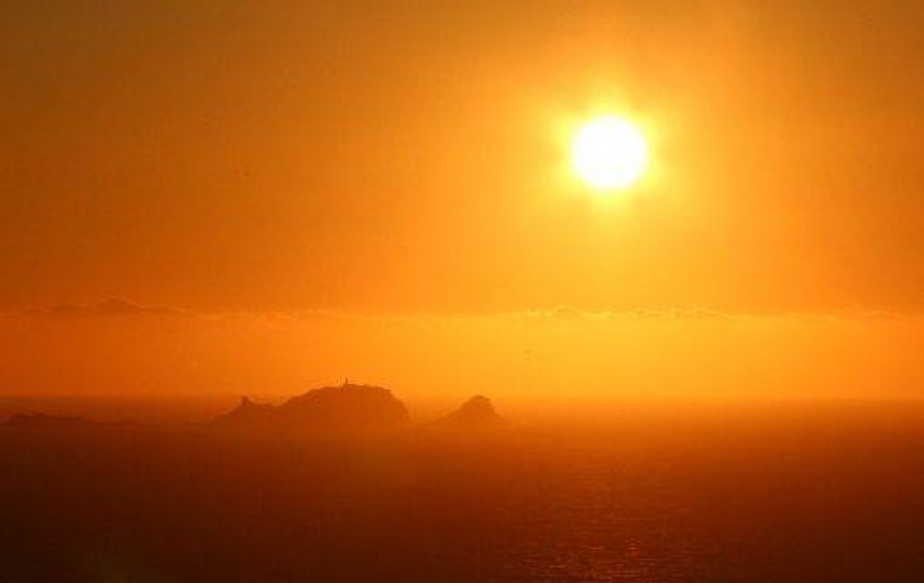 Location de vacances - Appartement à L'Île-Rousse - La pietra au coucher du soleil