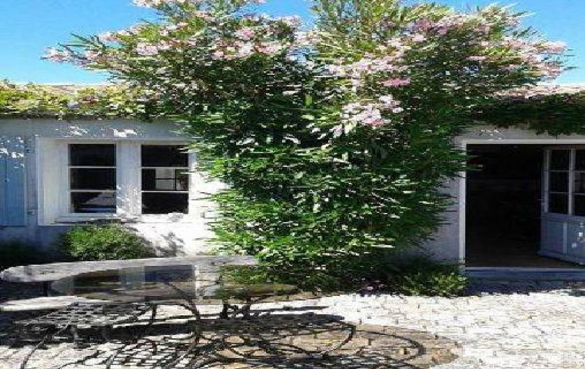 Location de vacances - Maison - Villa à Saint-Clément-des-Baleines - cour d'entrée ,  porte et fenêtre du salon