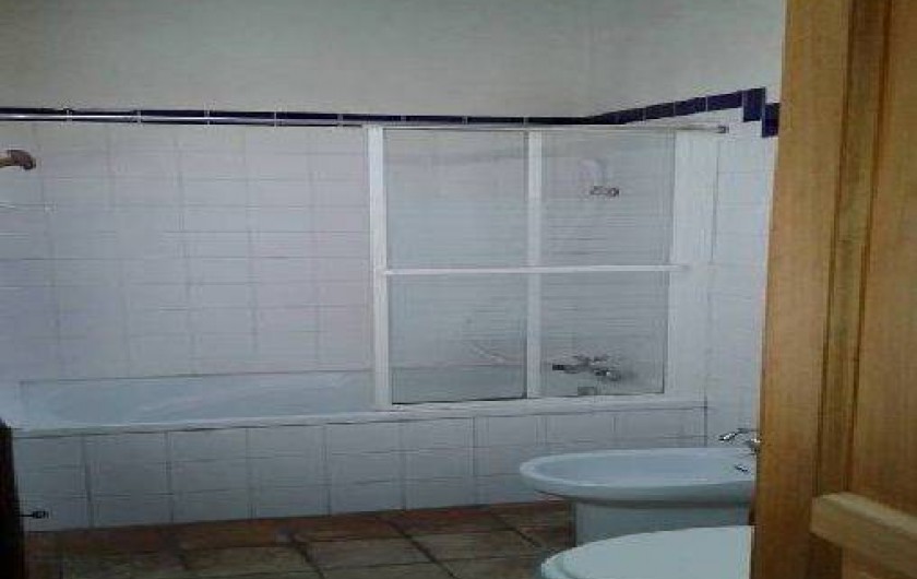 Location de vacances - Maison - Villa à Saint-Clément-des-Baleines - salle de bain chambre 2 .  il y a aussi un lavabo  sur console et wc 