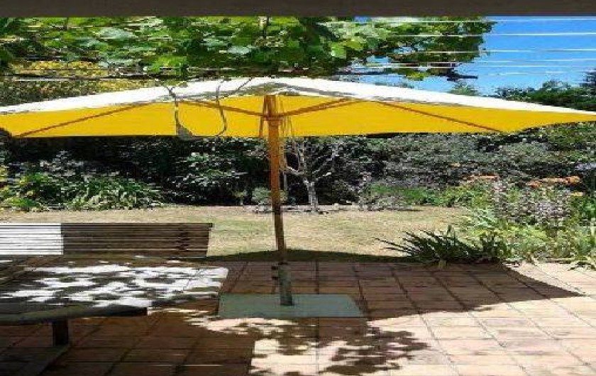 Location de vacances - Maison - Villa à Saint-Clément-des-Baleines - terrasse et jardin accès par salon , cuisine, et portes chambres 2 et 3