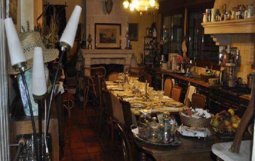 Location de vacances - Chambre d'hôtes à Joinville-le-Pont - La grande cuisine avec la cheminée pour les petits déjeuners et les repas