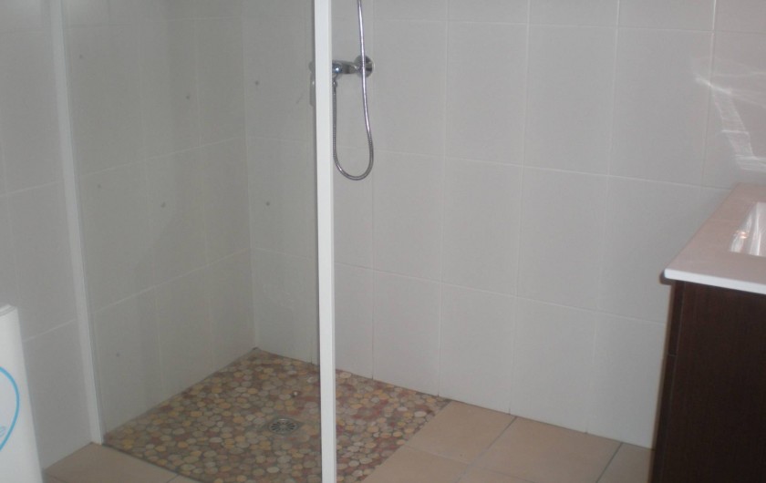 Location de vacances - Villa à Mimizan - salle de bain avec douche à l'italienne