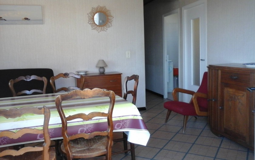 Location de vacances - Villa à Mimizan - salle à manger avec canapé "clic-clac" et TV