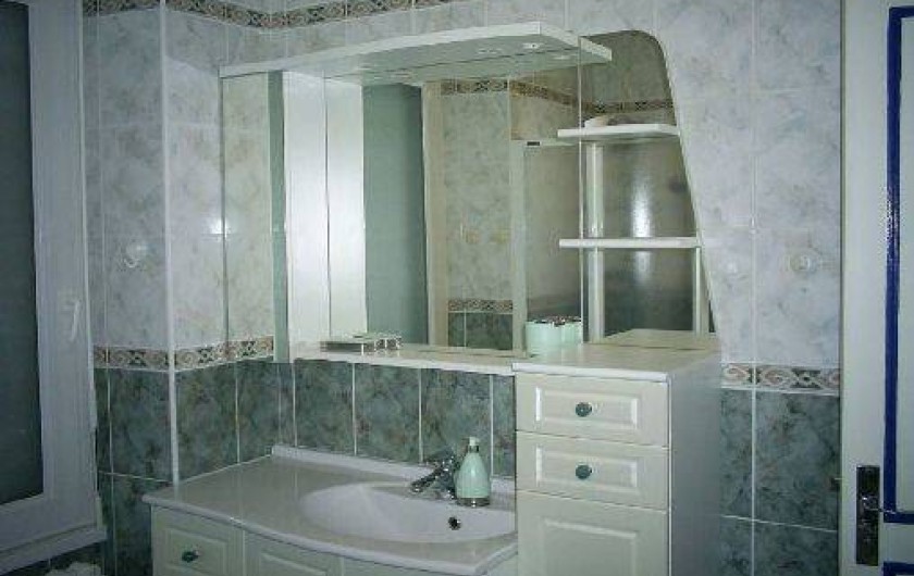 Location de vacances - Maison - Villa à Loctudy - salle de bains à l'étage avec douche à jets  , baignoire et lavabo