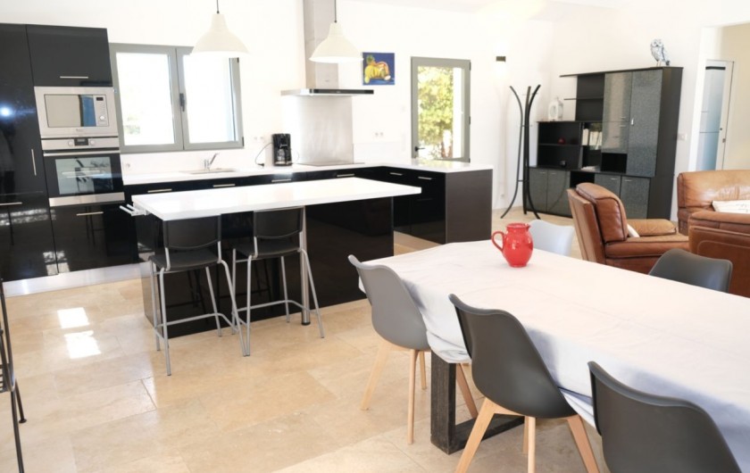 Location de vacances - Villa à Aureille - Salle à manger ouverte sur la cuisine