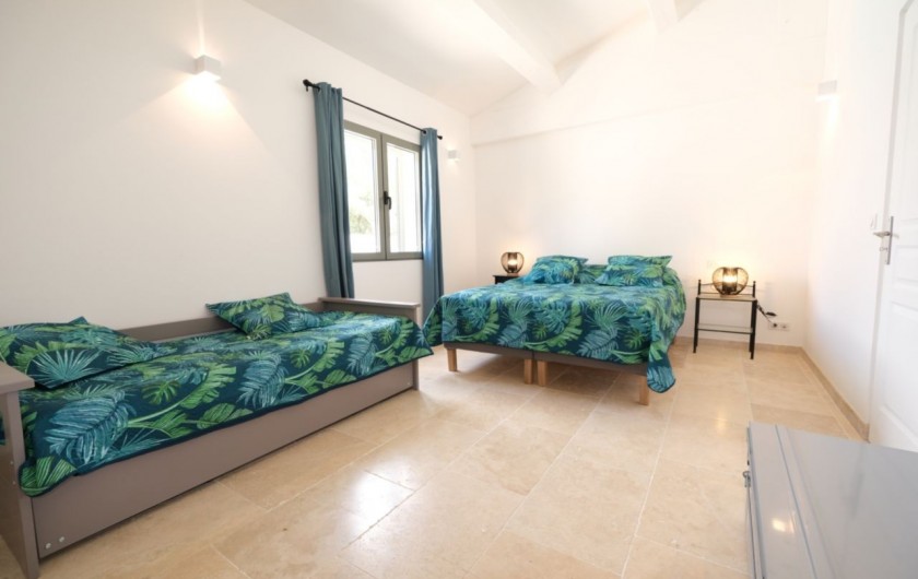 Location de vacances - Villa à Aureille - Chambre avec lit double et deux lits gigogne