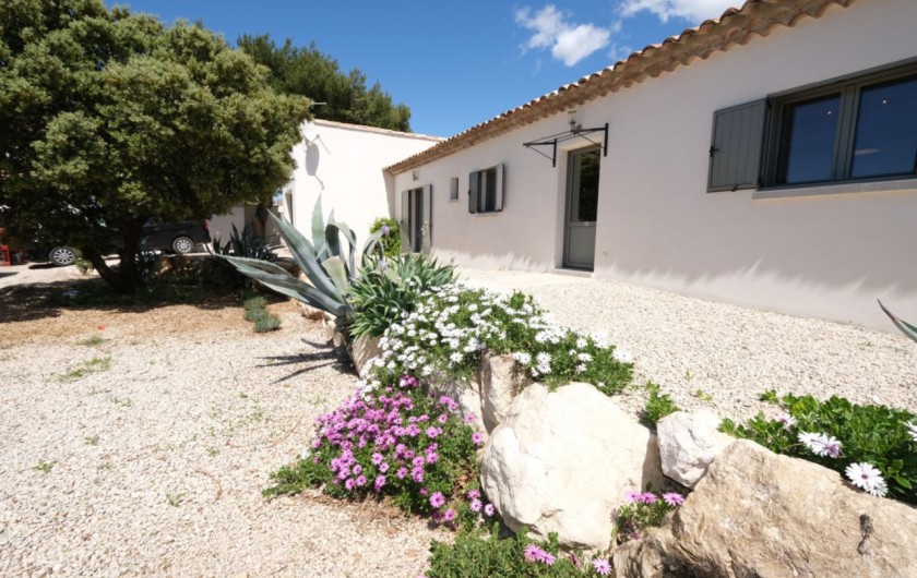 Location de vacances - Villa à Aureille - Parking et entrée de la maison