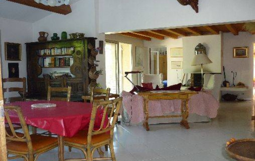 Location de vacances - Mas à L'Isle-sur-la-Sorgue - Séjour : table 8 personnes, bahut breton, au fond salon, canapé et fauteuils 