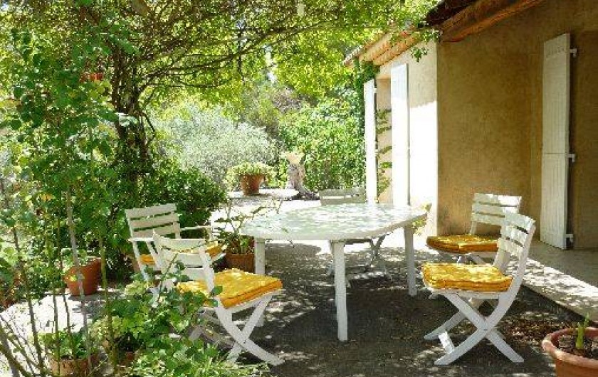 Location de vacances - Mas à L'Isle-sur-la-Sorgue - Salon de jardin sous la tonnelle avec vue sur la pelouse 