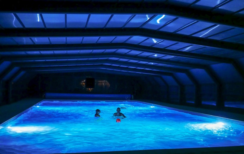 Location de vacances - Gîte à Calviac-en-Périgord - piscine la nuit avec éclairage ouverte 10h00 à 22h00