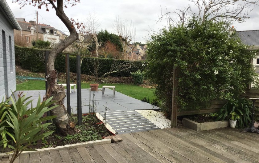 Location de vacances - Maison - Villa à Erquy - Vue sur seconde terrasse et terrain
