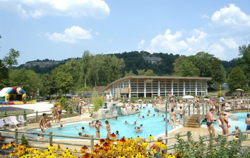 Location de vacances - Appartement à Songeson - piscine et toboggan du domaine de chalain à 4 km de la location