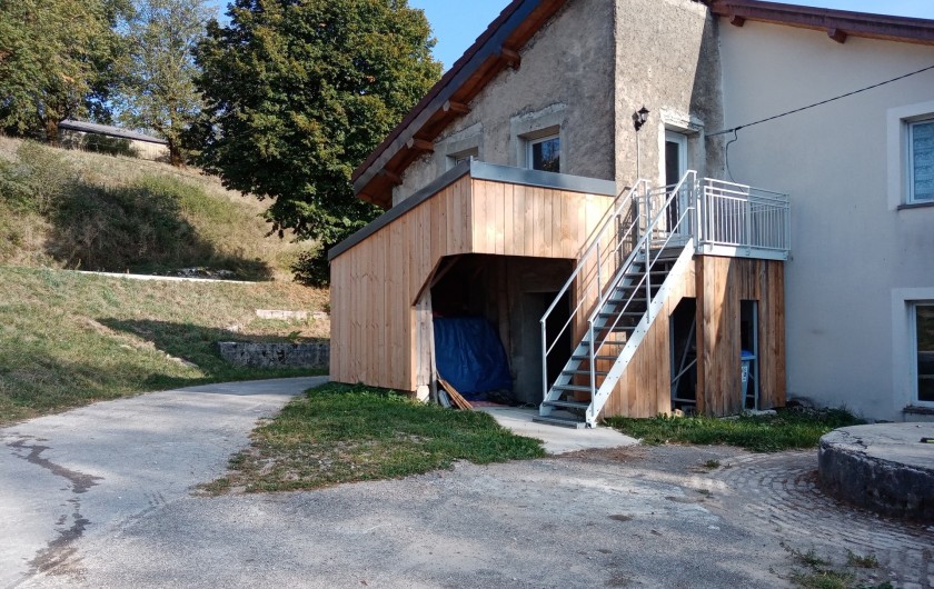 Location de vacances - Appartement à Songeson - entré indépendante par l'escalier et possibilité de se garer