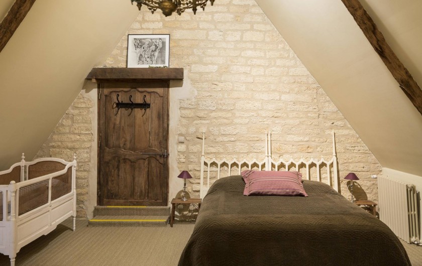 Location de vacances - Maison - Villa à Saint-Maden - 2ème étage : Chambre Cathédrale : lit 160 + 2 lits simples et lit bébé