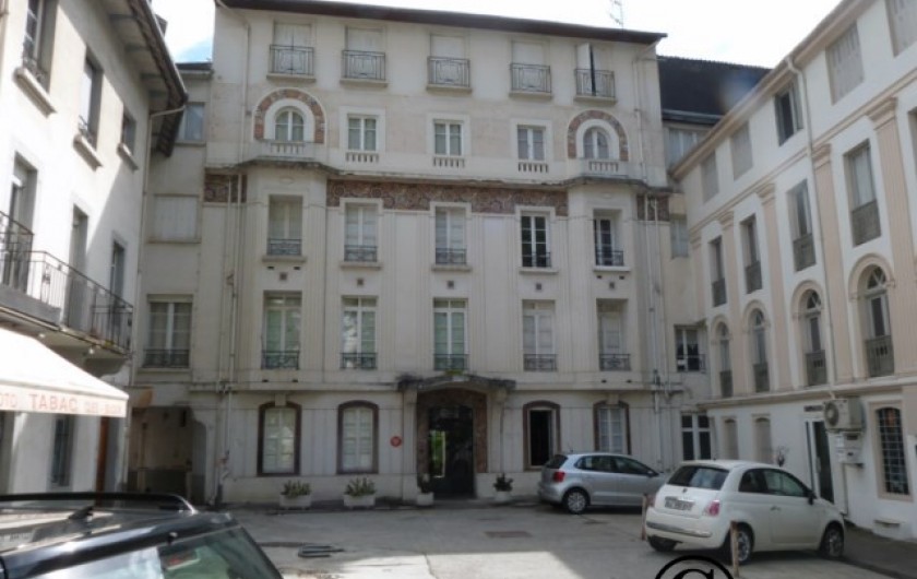 Location de vacances - Appartement à Bagnères-de-Luchon - Façade de la résidence sur rue