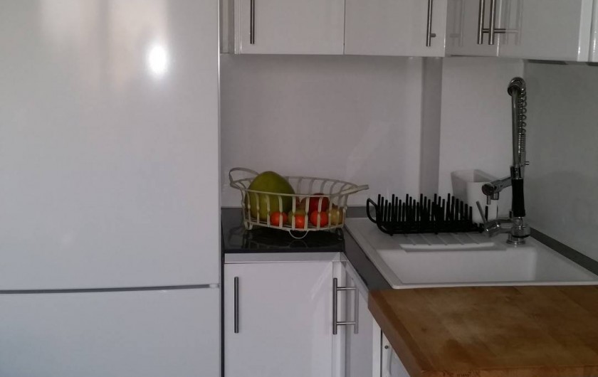 Location de vacances - Appartement à Cannes - Cuisine détail coin évier
