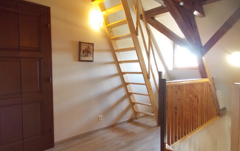 Location de vacances - Gîte à Aspach-le-Bas - Accès couchage mezzanine. Chambre trois.