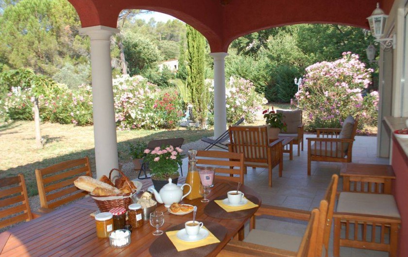 Location de vacances - Villa à Bargemon - Terrasse couverte pour l'apéro, les repas, le farniente