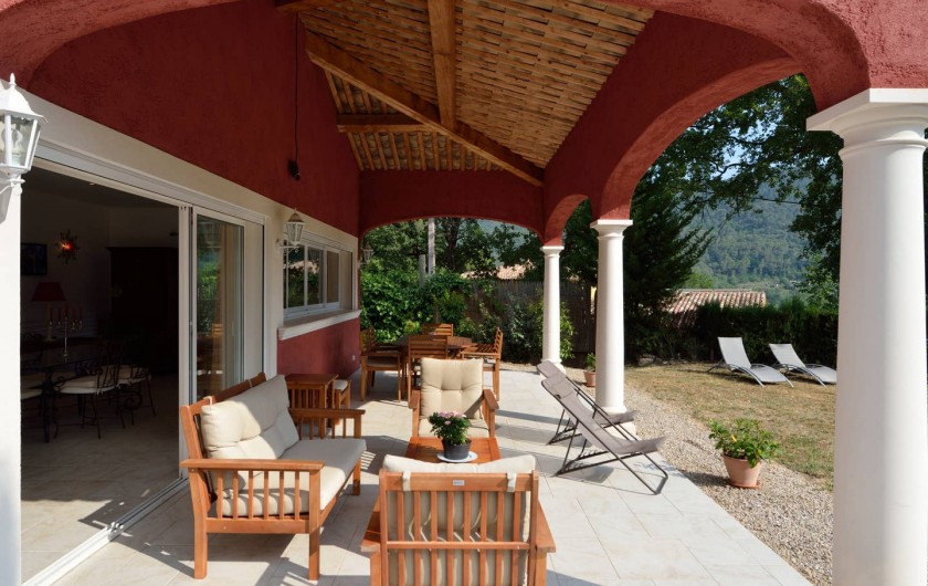 Location de vacances - Villa à Bargemon - L'été la terrasse est à l'ombre jusqu'à en moyenne 14 h