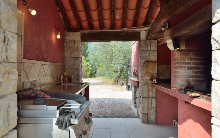 Location de vacances - Villa à Bargemon - Coin barbecue, four à pizzas, évier, petit réfrigérateur, plans de travail
