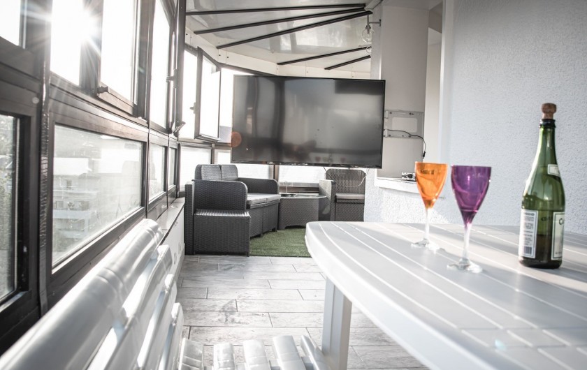Location de vacances - Appartement à Annecy - Véranda avec coin détente