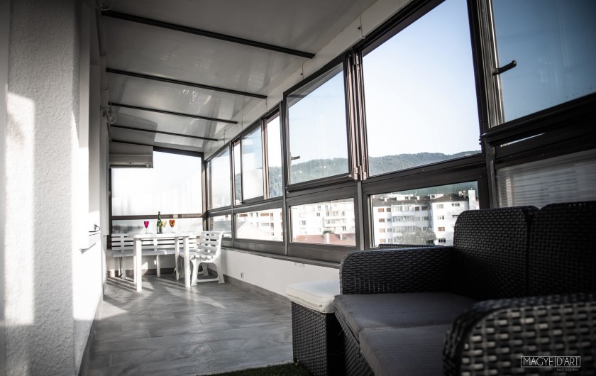 Location de vacances - Appartement à Annecy - veranda avec un écran tv