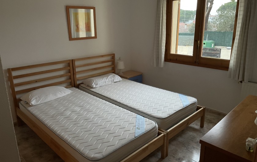 Location de vacances - Villa à L'Escala - CHAMBRE 2 AVEC PLACARDS NIV HAUT