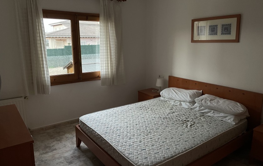 Location de vacances - Villa à L'Escala - CHAMBRE 1 AVEC PLACARDS NIV HAUT