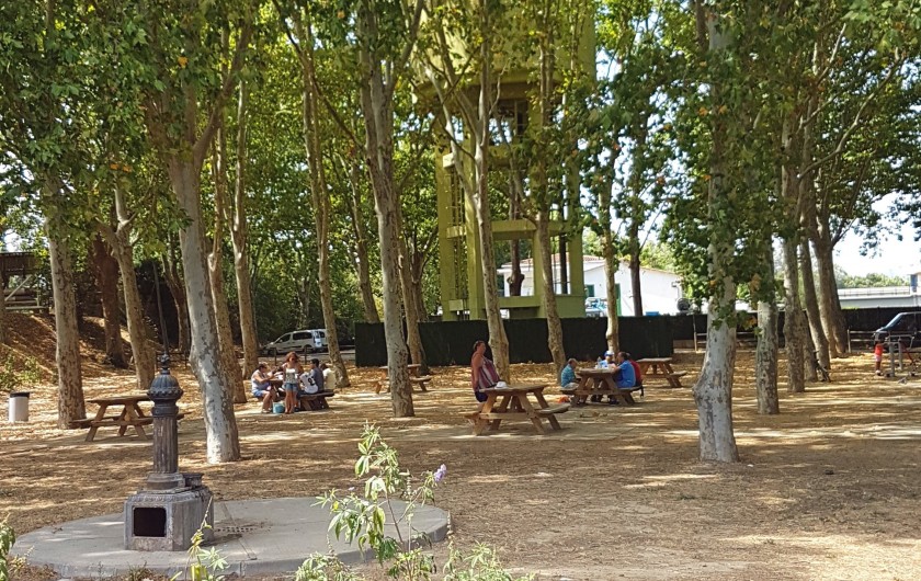 Location de vacances - Villa à Empuriabrava - Parc mitoyen équipé jeux pour enfants - tables pour pique nique