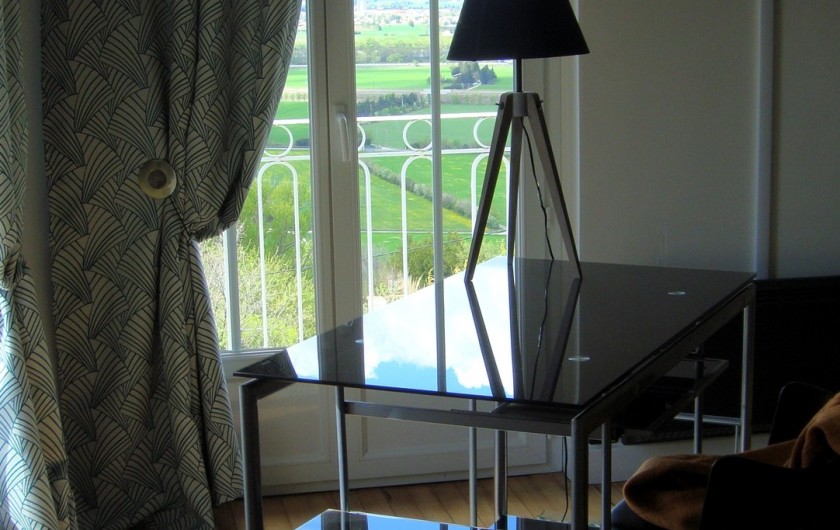Location de vacances - Gîte à La Garde-Adhémar - Une partie de la chambre avec vue donnant sur l'extérieur et sa terrasse.