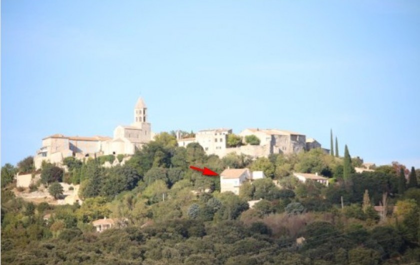 Situation du Gîte dans le village de la garde Adhémar (flèche rouge).