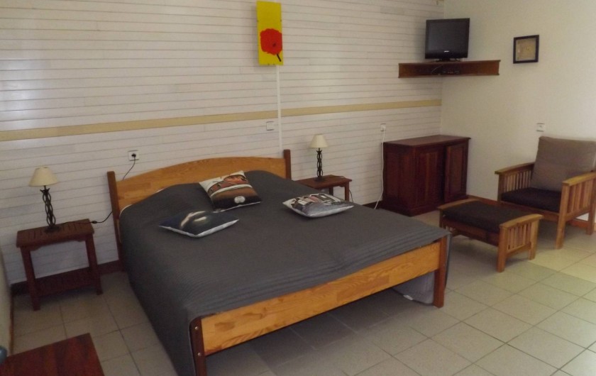 Location de vacances - Chambre d'hôtes à Lacanau - Grande chambre avec un lit double et un lit simple