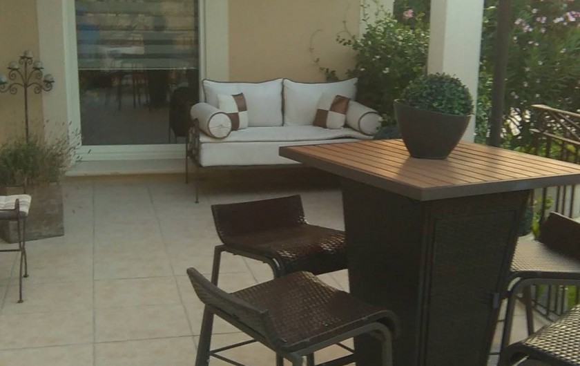 Location de vacances - Villa à Beaucaire - TERRASSE DEVANT LA MAISON
