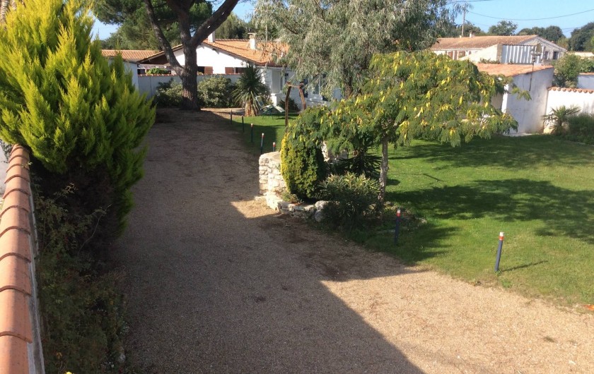 Location de vacances - Maison - Villa à Saint-Pierre-d'Oléron - Allée privative pour le stationnement