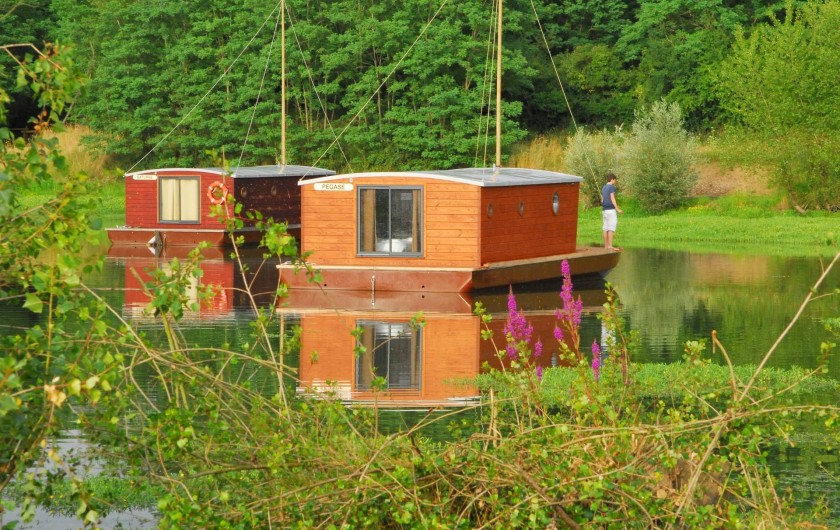 Location de vacances - Bateau à Chassenard - Toues cabanées accessibles en barque sur l'étang des Demoiselles