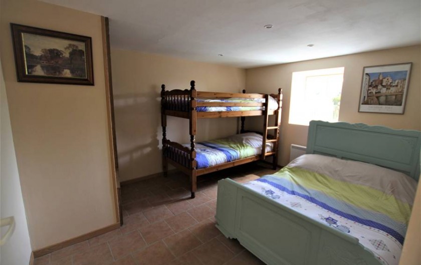 Location de vacances - Chambre d'hôtes à Sauveterre-de-Rouergue - Gîte - chambre avec lits superposés et lit en 130