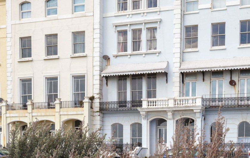Location de vacances - Appartement à Saint Leonards - La maison bleue - les deux fenêtres de l'appartement sont à coté de l'entrée