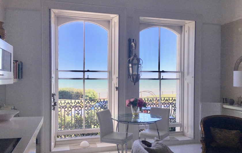 Location de vacances - Appartement à Saint Leonards - Table a manger avec vue sur le balcon et la mer