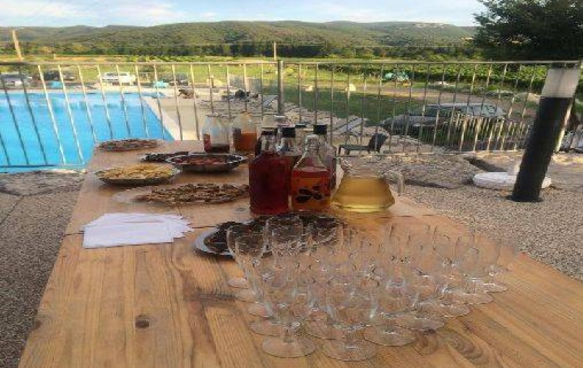 Location de vacances - Chalet à Saint-Alban-Auriolles - Pot d'accueil au bord de la piscine,  chalet Sud Ardèche Rev'o Thijol