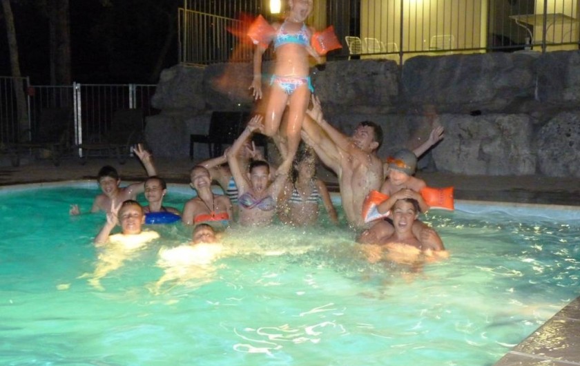 Location de vacances - Chalet à Saint-Alban-Auriolles - Soirée nocturne piscine, Location de vacances,chalet Sud Ardèche Rev'o Thijol