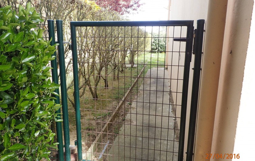 Location de vacances - Villa à Saint-Hilaire-de-Riez - passage sur le côté de la maison, un portillon fermé,  avec une clé
