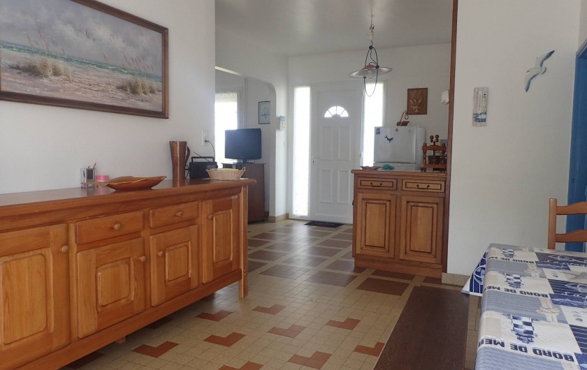 Location de vacances - Villa à Saint-Hilaire-de-Riez - sejour  très lumineux   donnant sur le jardin derrière la maison