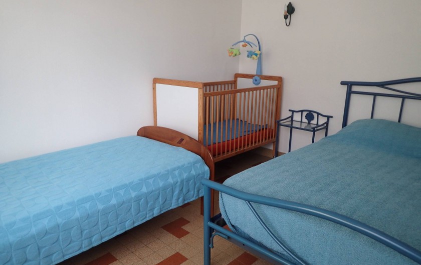 Location de vacances - Villa à Saint-Hilaire-de-Riez - la grande chambre, un lit bébé si besoin 1 lit de 2 pers 1 lit d'une pers