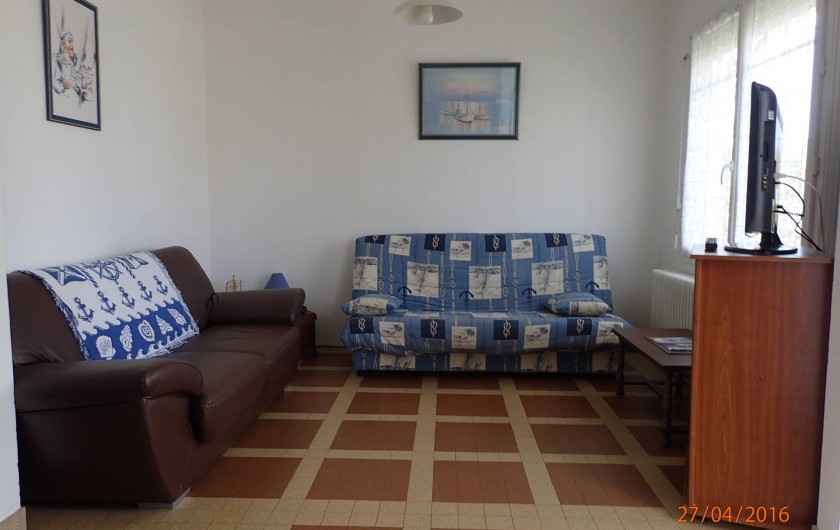Location de vacances - Villa à Saint-Hilaire-de-Riez - salon avec ses 2 banquettes dont un clic clac une télé (écran plat)