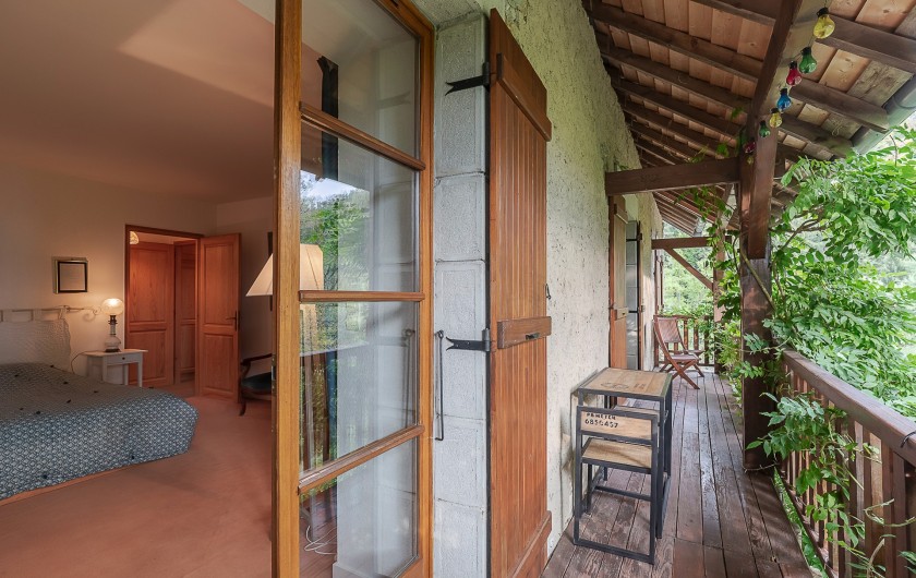 Location de vacances - Gîte à Les Nans - Deux des chambres donnent sur le balcon.
