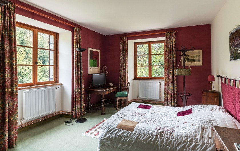 Location de vacances - Gîte à Les Nans - La chambre rouge.