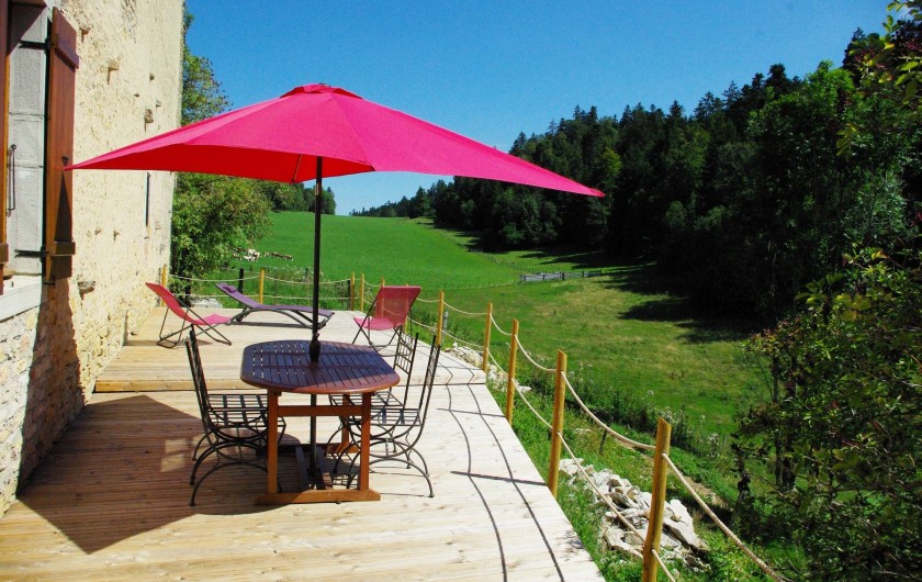 Location de vacances - Gîte à Les Nans - La terrasse-solarium.